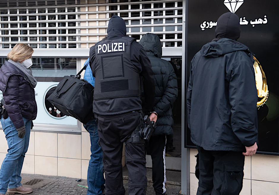 Polizisten betreten einen Juwelier, um Beweismittel zu sichern.&nbsp;