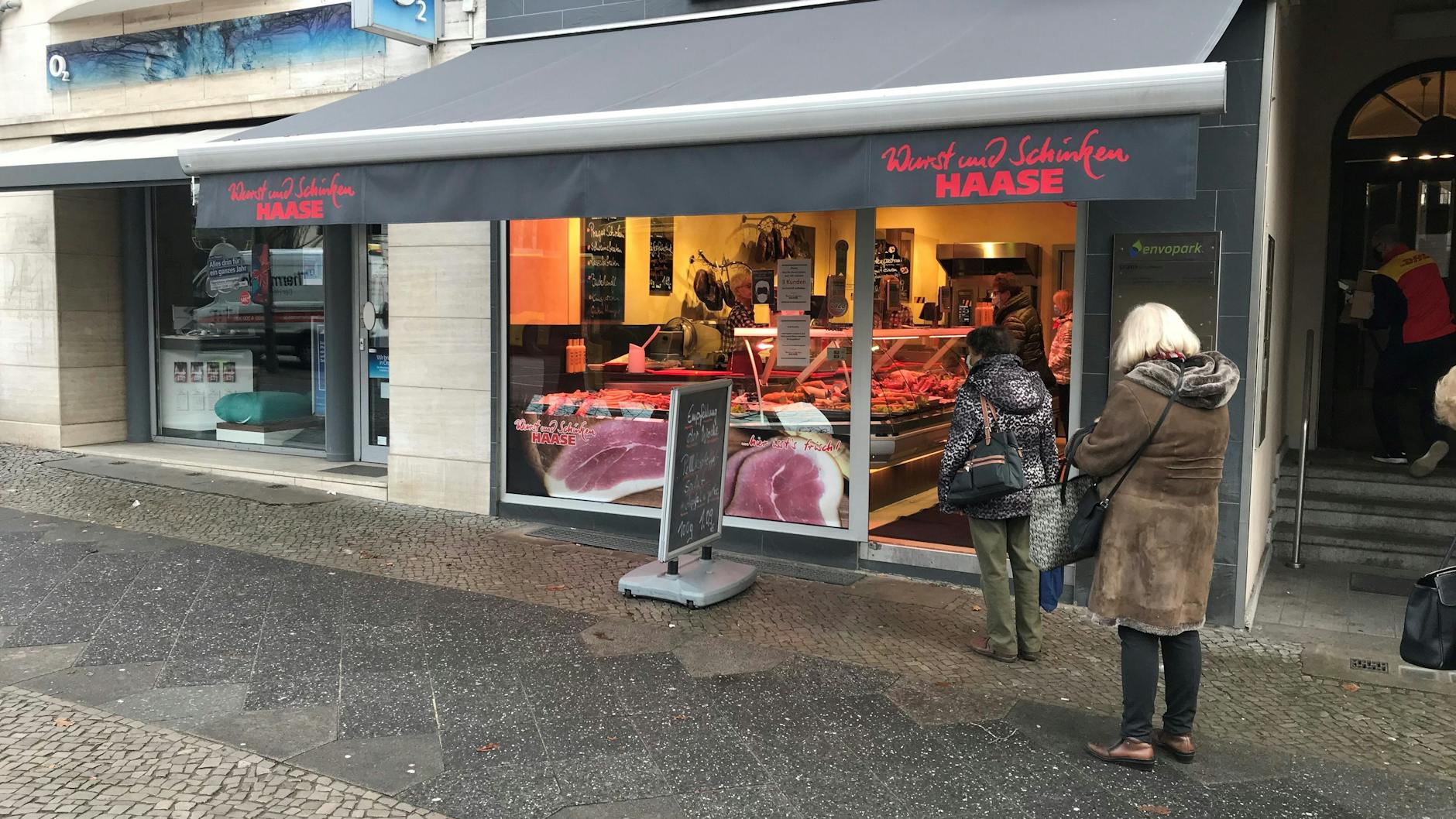 Einkaufszene am Teltower Damm in Zehlendorf: Lebensmittelläden wie der Fleischer dürfen öffnen, der Telefonladen neben bleibt im Lockdown zu.<br><br><br><br>