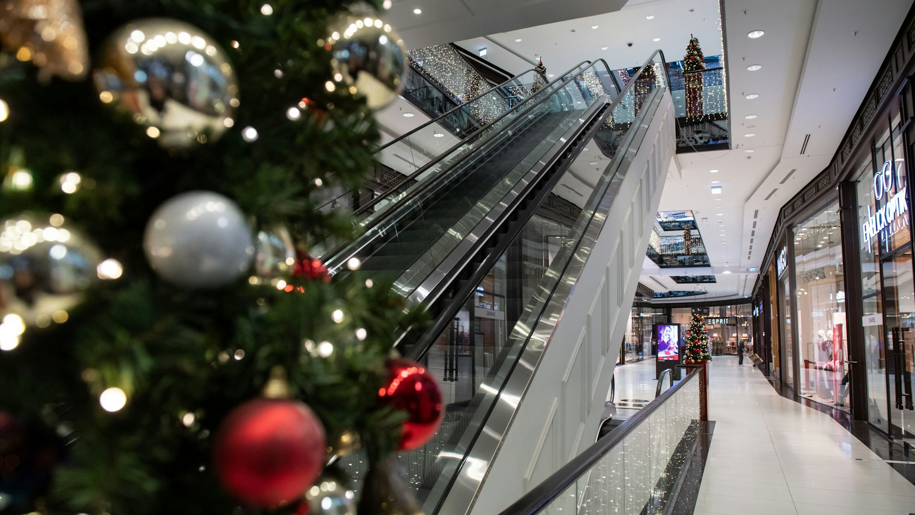 Festlich geschmückt, aber menschenleer: der Einkaufstempel „Mall of Berlin“.