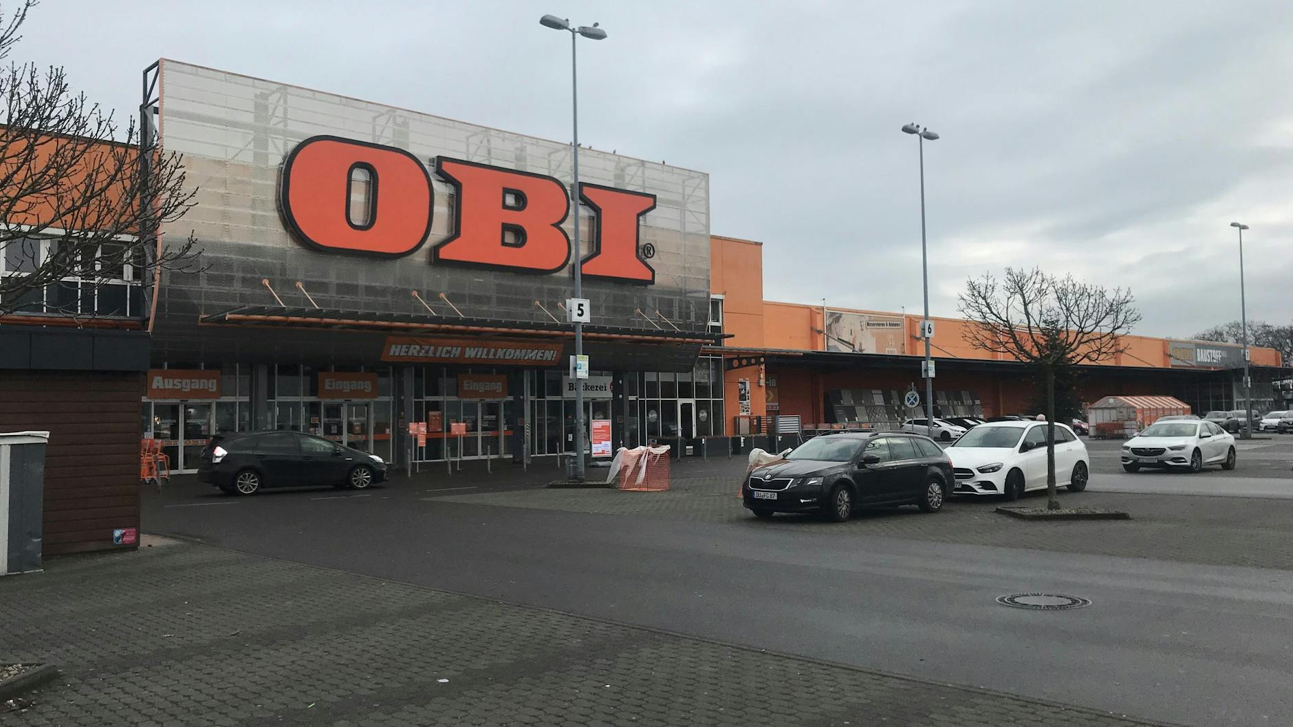 Zum Wochenbeginn war hier Riesenandrang: Nun stehen vor dem Obi in Zehlendorf nur ein paar Autos auf dem Parkplatz.<br><br><br><br>