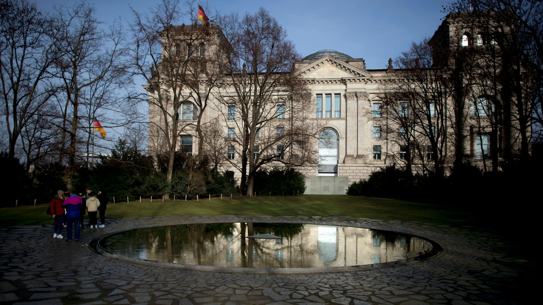 Hier sollen S-Bahnen fahren - unterirdisch. Doch die Planer müssen Rücksicht nehmen - auf das Denkmal für die im Nationalsozialismus ermordeten Sinti und Roma (vorn) sowie den Reichstag.&nbsp; &nbsp;