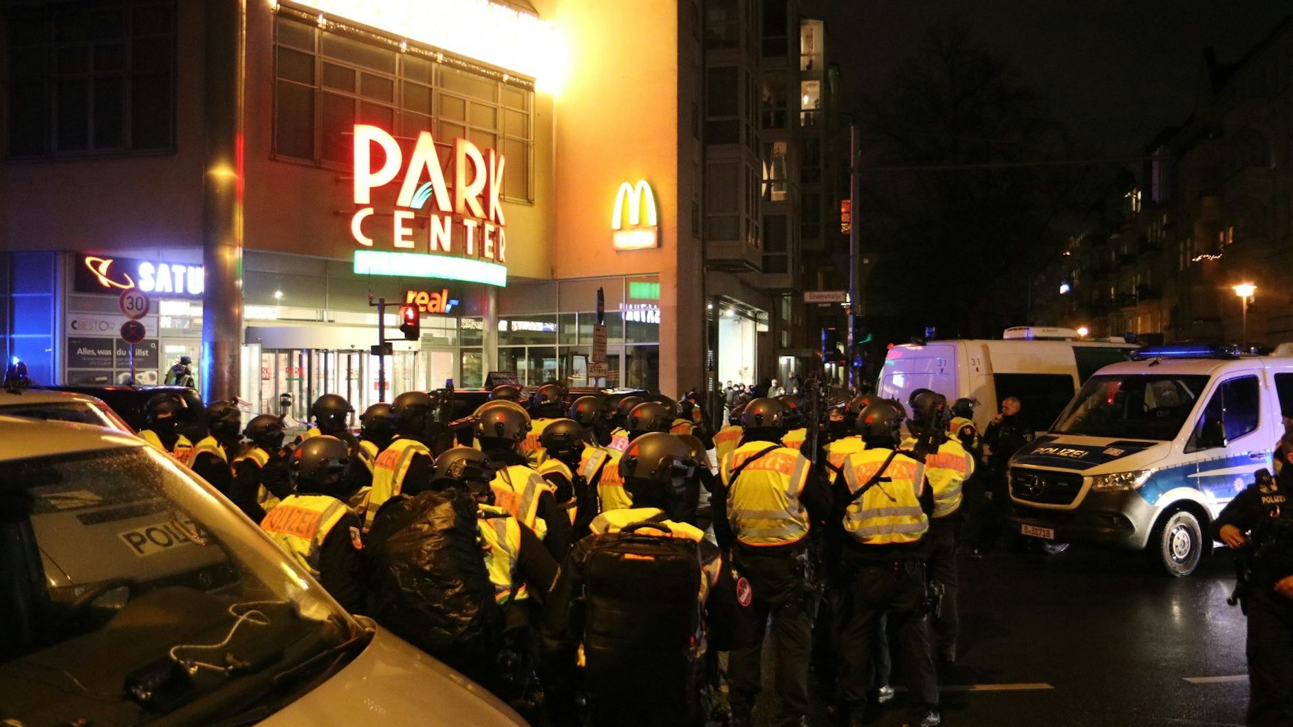 Immer mehr Polizisten formieren sich vor dem Gebäude. 