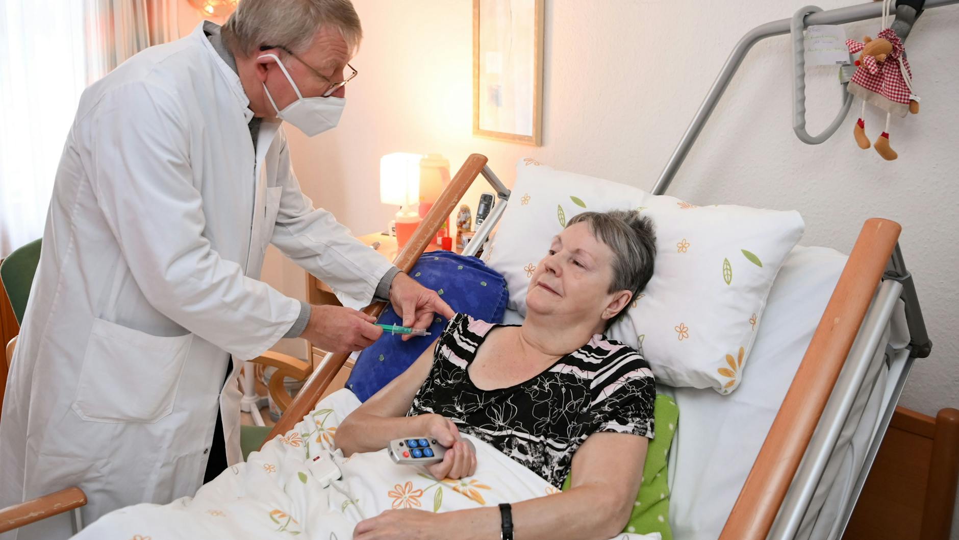 In den Pflegeheimen soll das Impfen beginnen. In dieser Brandenburger Klinik zeigt ein Arzt schon mal, wie das abläuft.