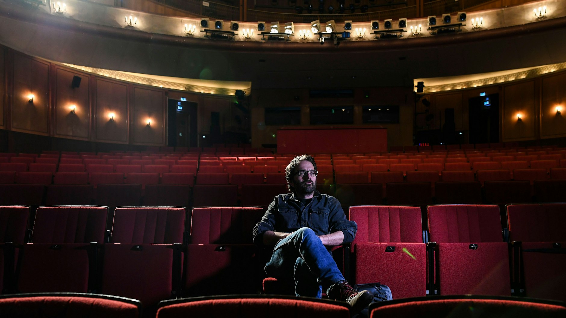 Der Theaterkritiker Ulrich Seidler sitzt allein in der Volksbühne.