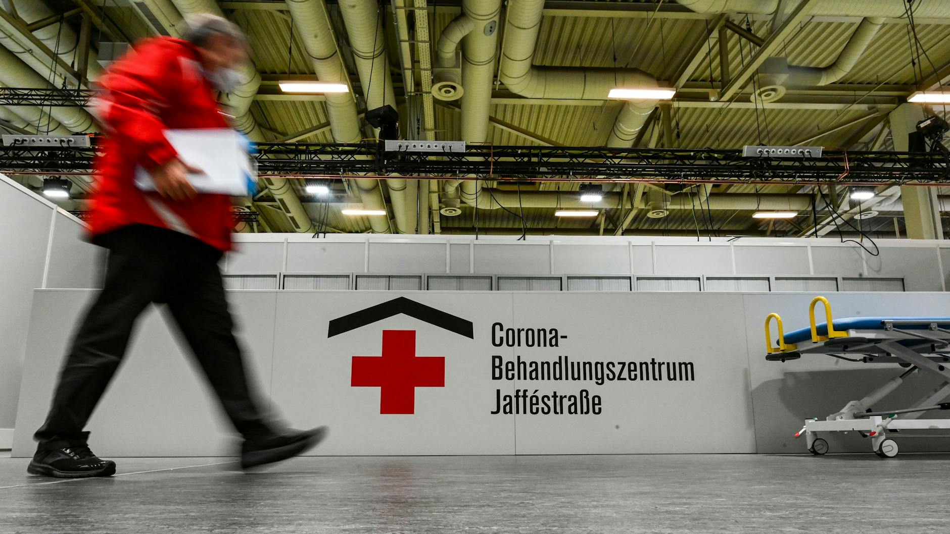 Das Corona-Behandlungszentrum steht mit derzeit 500 Betten als Notfallreserve bereit.