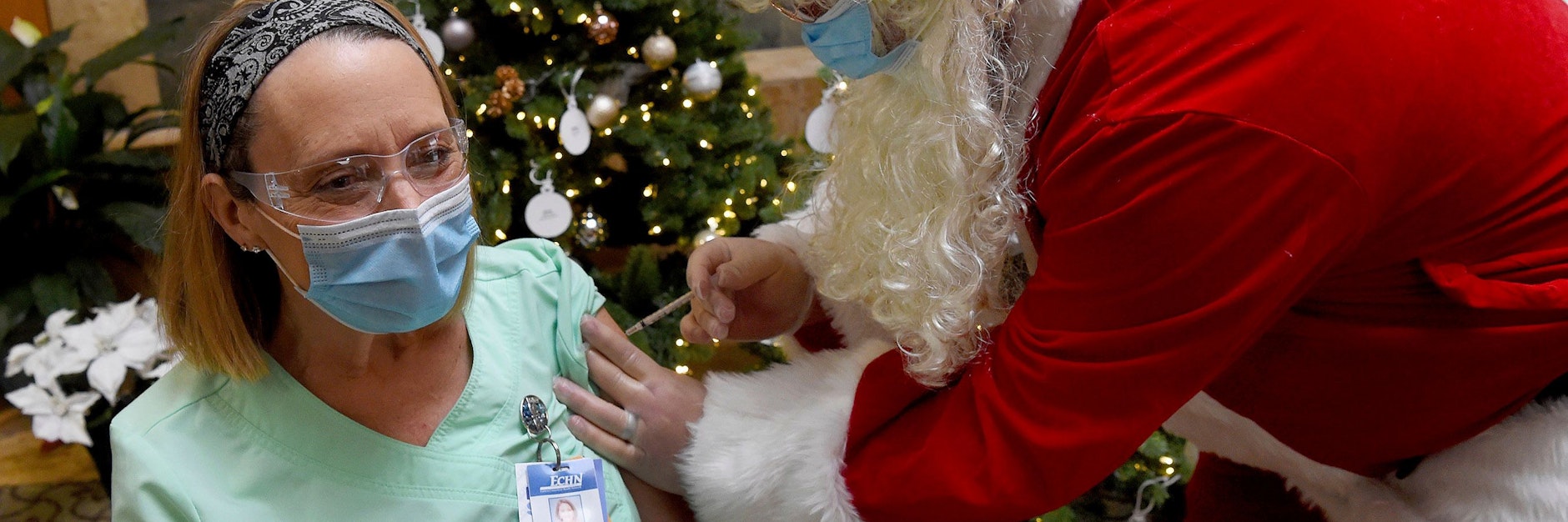 In den USA hat es schon begonnen. Ein als Weihnachtsmann verkleideter Arzt für Notfallmedizin impft in einem Krankenhaus in Connecticut eine Krankenschwester mit den Impfstoff von Biontech/Pfizer.