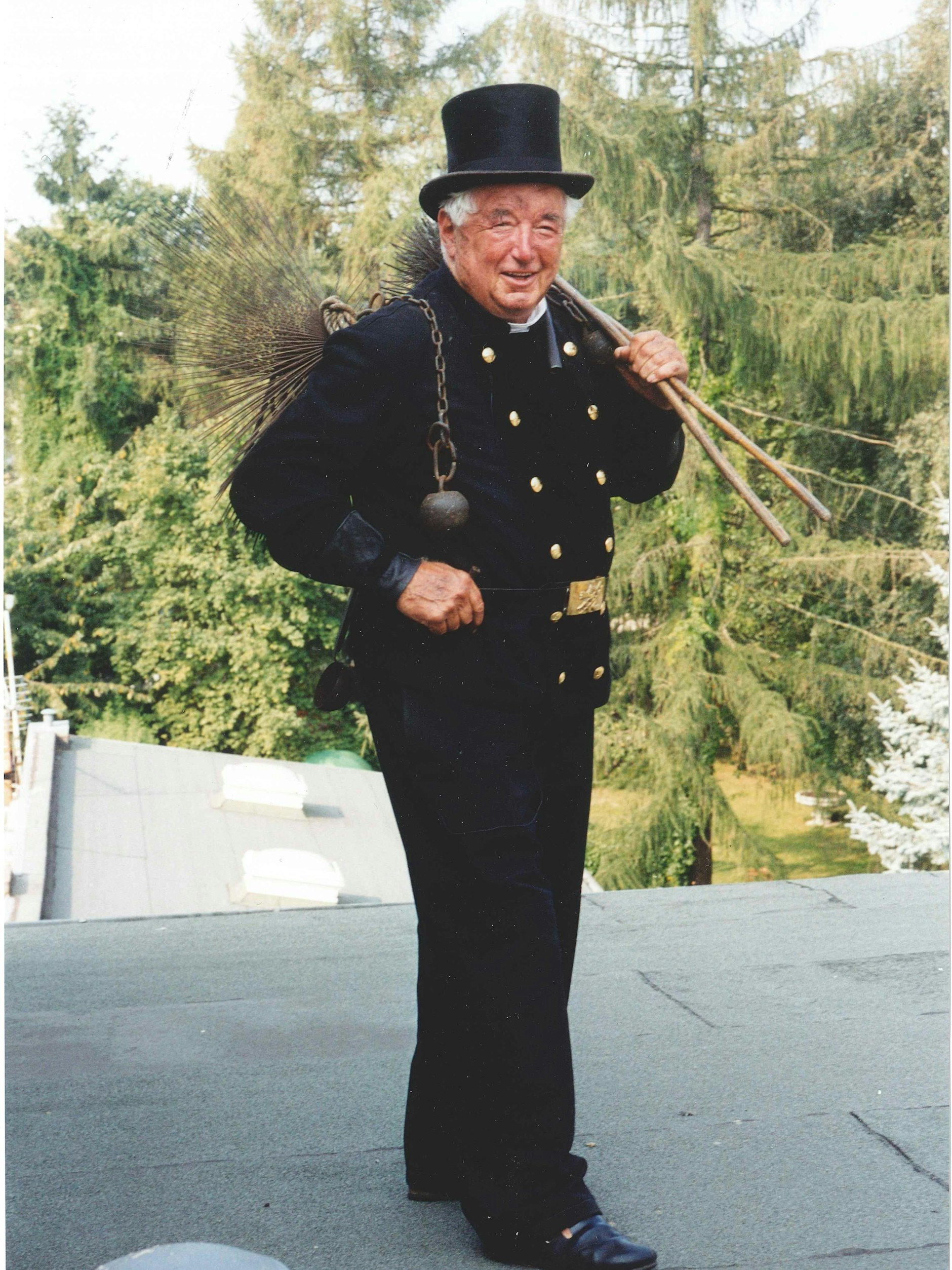 Es war einmal: Bernd Müller als Schornsteinfegermeister in Aktion auf einem Dach in Mahlsdorf.