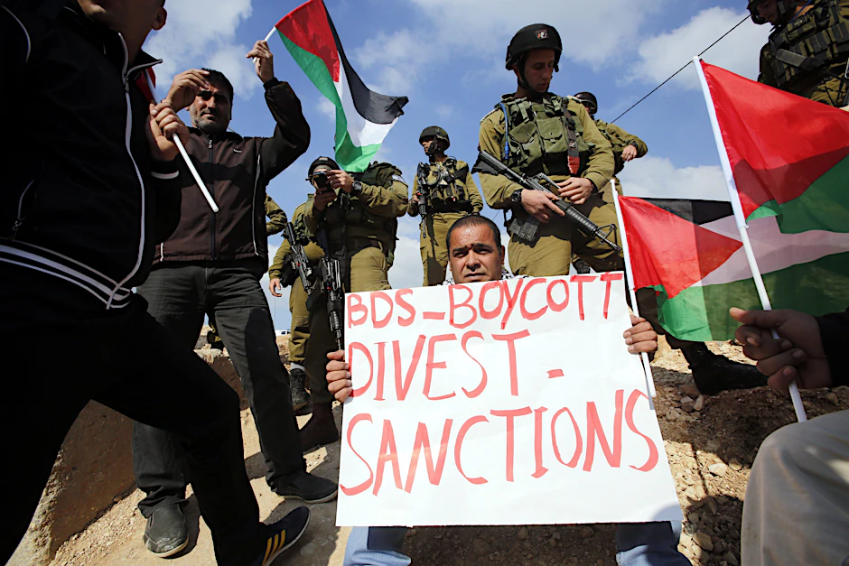 Israelische Soldaten hindern palästinensische Protestierende am Weitermarschieren.&nbsp;