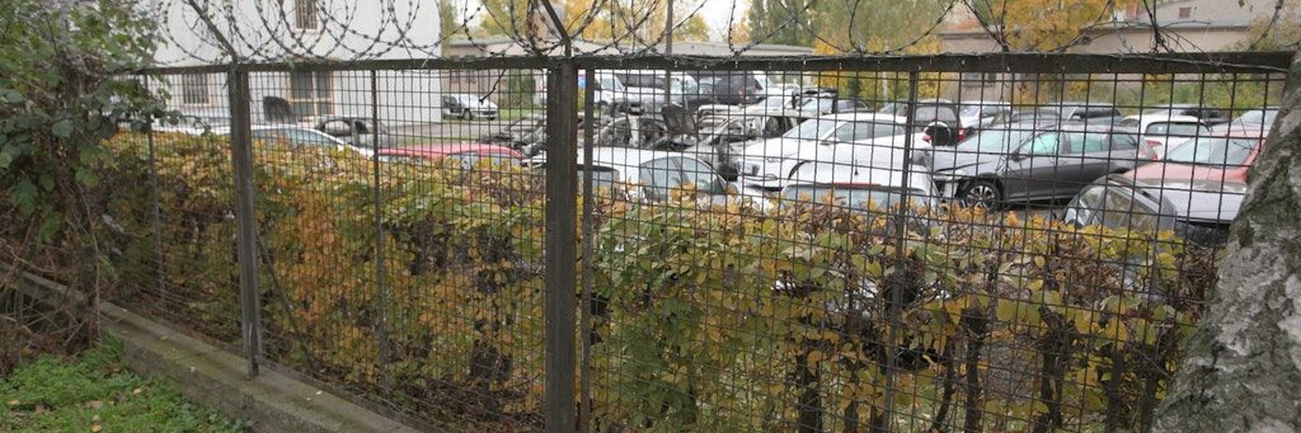 Der Parkplatz des Kfz-Sicherstellungsgeländes ist von einem Zaun umgeben.