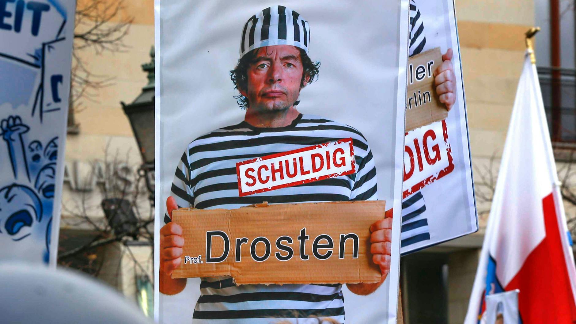 Schmähplakat gegen den Virologen Christian Drosten auf einer Demonstration gegen die Corona-Maßnahmen in Berlin. 