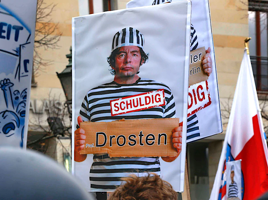 Schmähplakat gegen den Virologen Christian Drosten auf einer Demonstration gegen die Corona-Maßnahmen in Berlin.&nbsp;