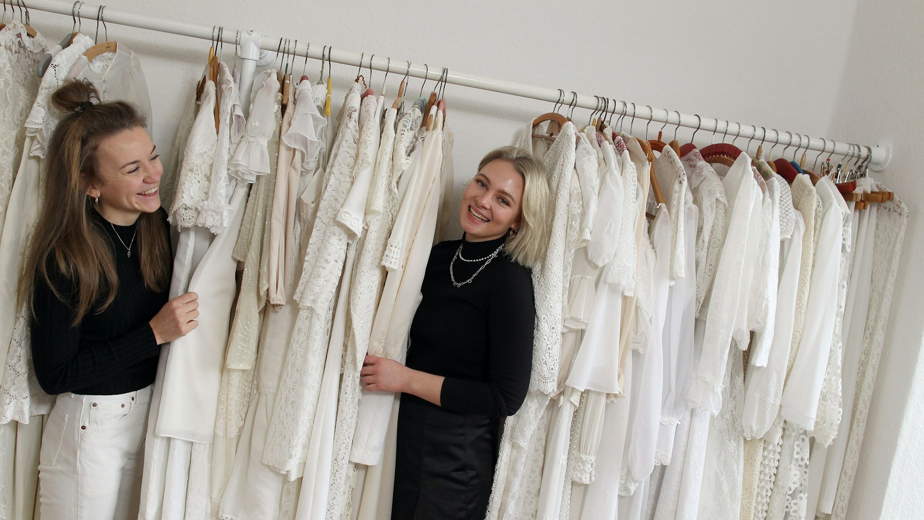 Leonie Kriegshammer (links) und Designerin Stella Graber (rechts) entstauben die Einzelstücke. Die Brautkleider kann man auch mieten.