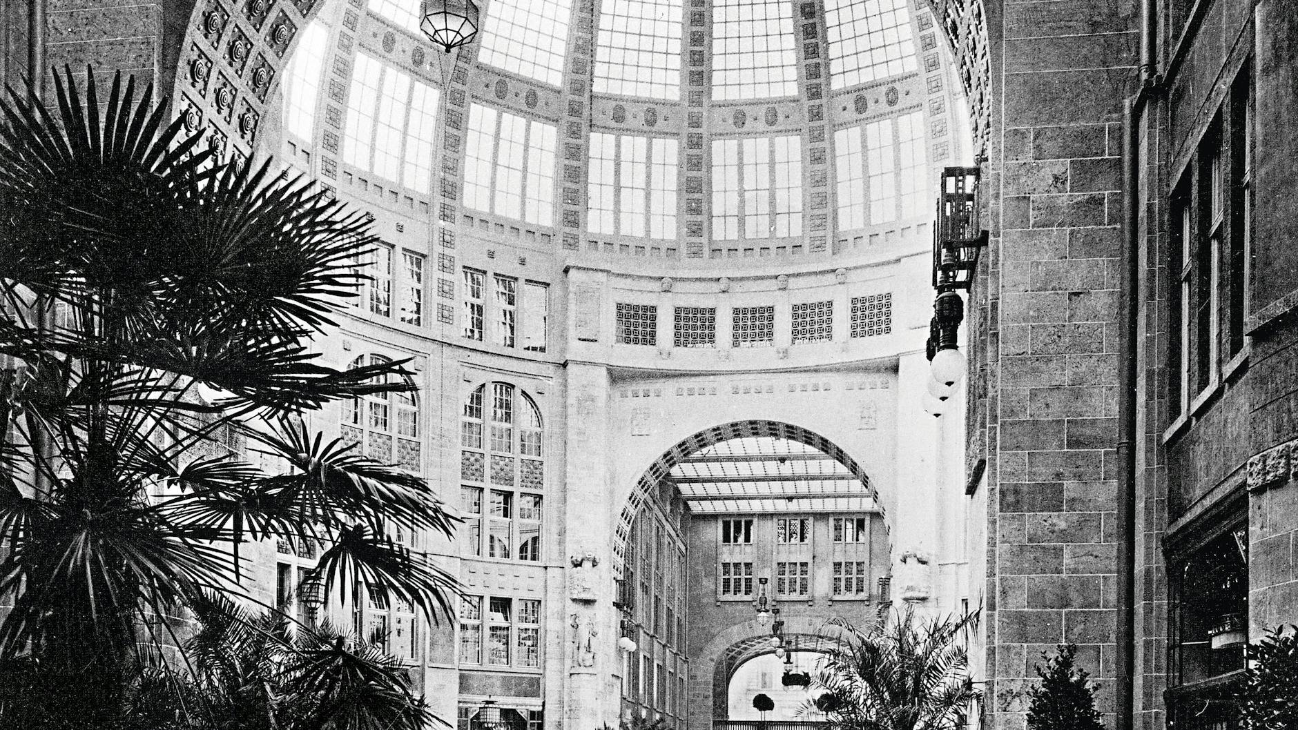 Prachtvoll war die Friedrichstraßenpassage. In ihre Ruinen zog nach dem Mauerfall das Kunsthaus Tacheles ein. Jetzt entsteht hier ein neues Stadtquartier.