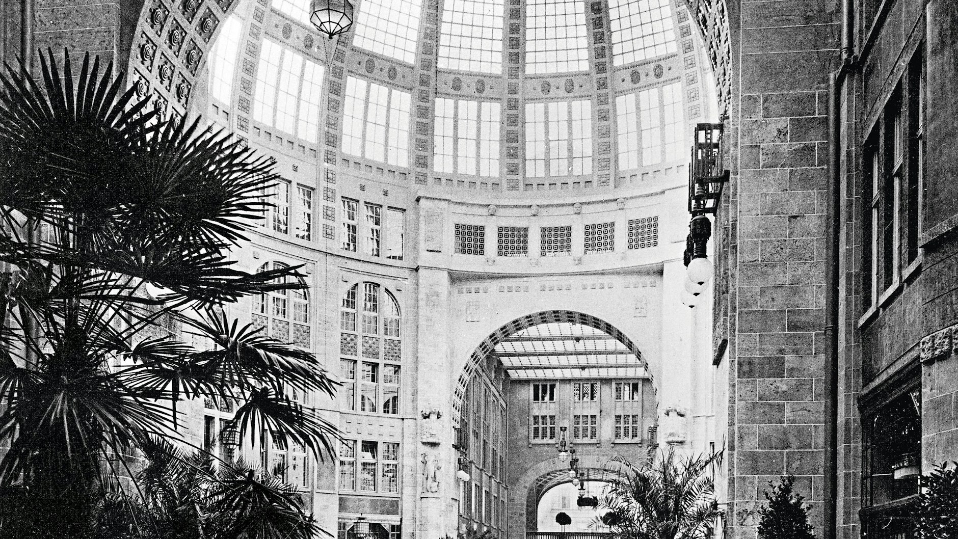 Prachtvoll war die Friedrichstraßenpassage. In ihre Ruinen zog nach dem Mauerfall das Kunsthaus Tacheles ein. Jetzt entsteht hier ein neues Stadtquartier.
