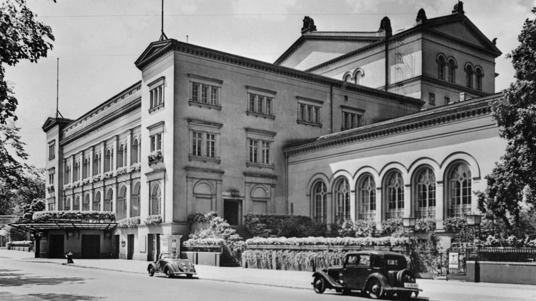 Diese Aufnahme zeigt die Krolloper in den 1930er-Jahren. Das imposante Haus wurde im Krieg teilzerstört, seine letzten Reste wurden 1957 abgerissen.