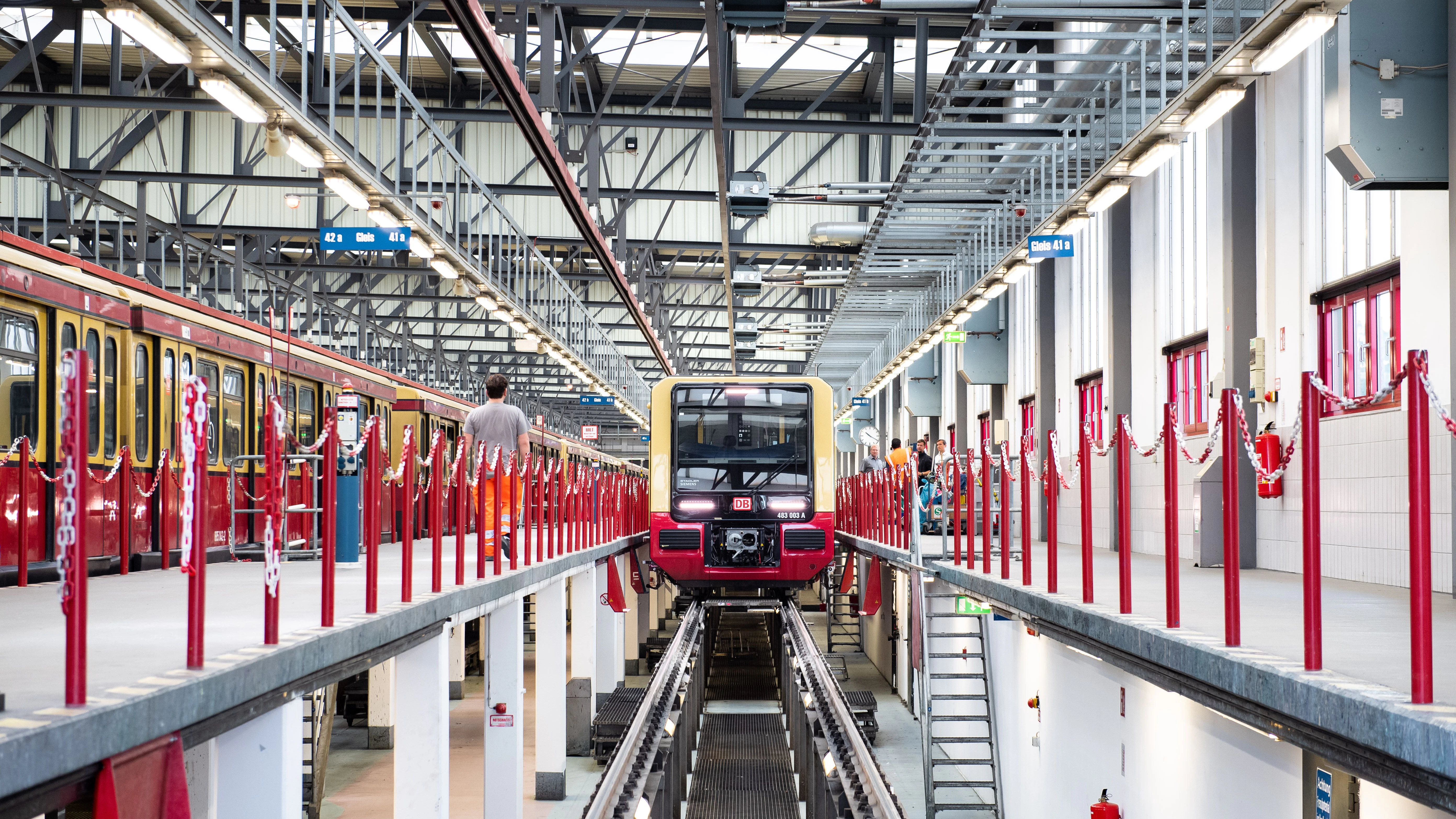Ein neuer Zug im S-Bahn-Werk Grünau. Hier sind die Fahrzeuge beheimatet.