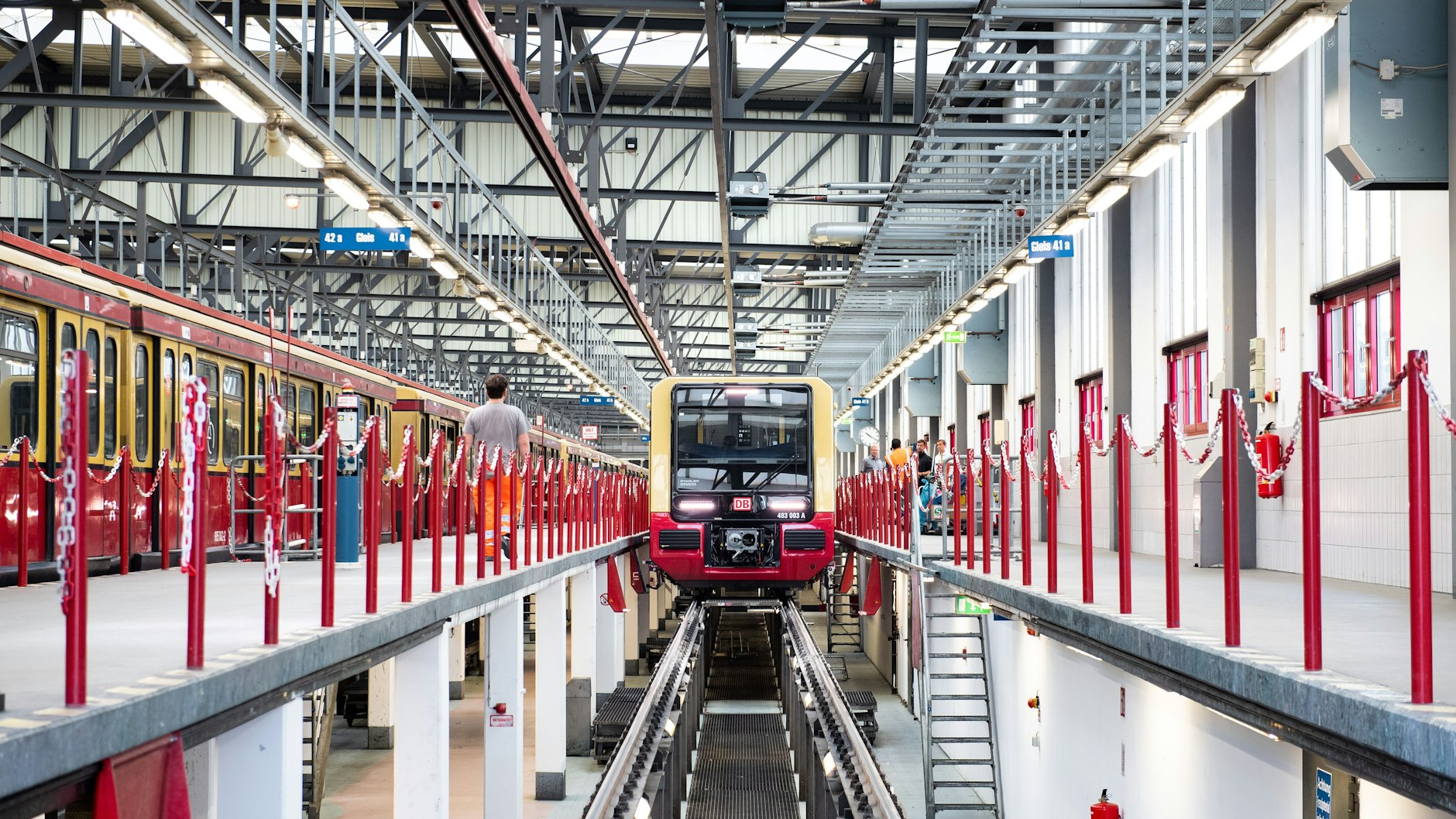 Ein neuer Zug im S-Bahn-Werk Grünau. Hier sind die Fahrzeuge beheimatet.