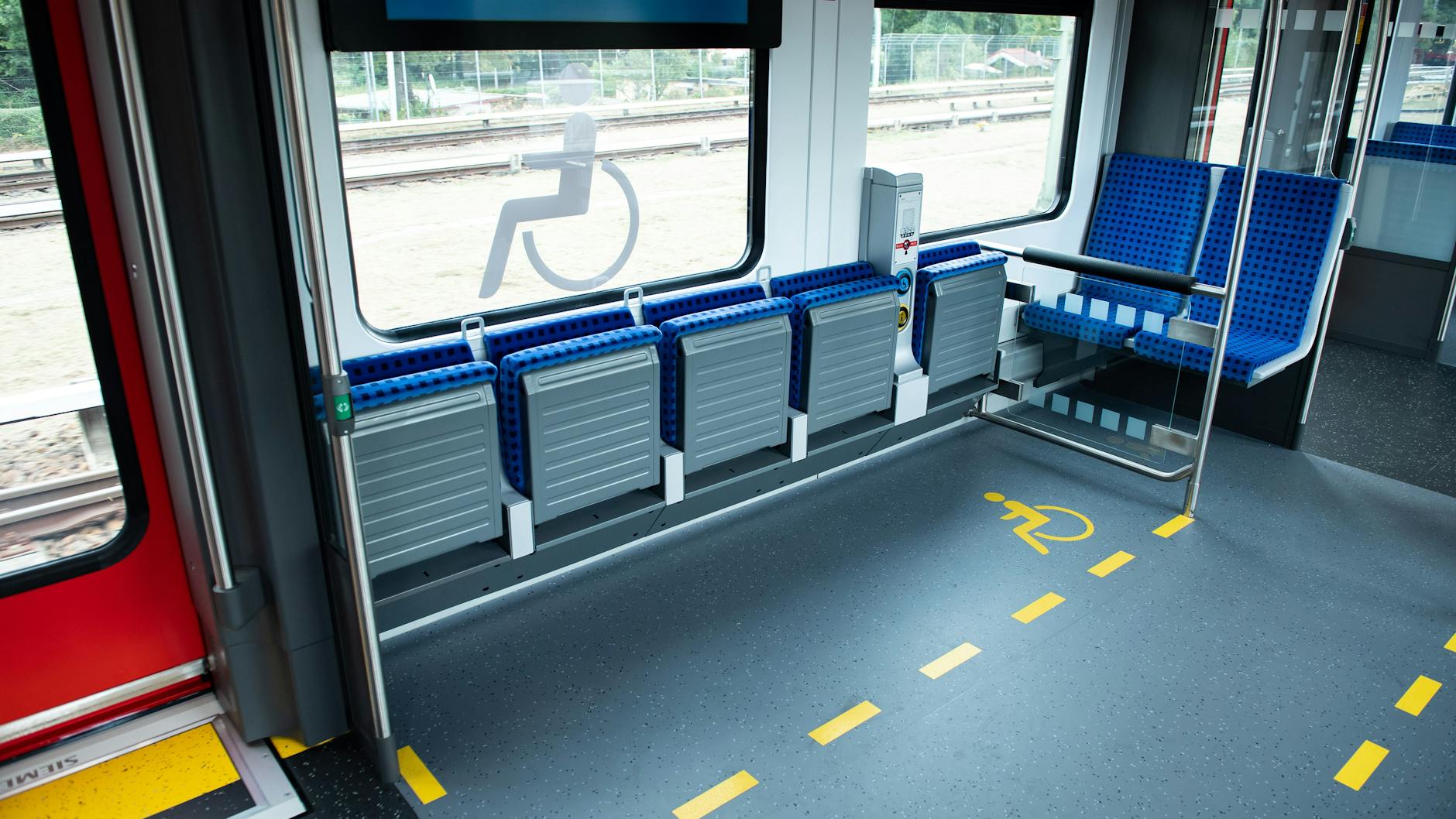 ... und so sehen die neuen Züge innen aus: ein Mehrzweckabteil für Rollstühle, Fahrräder und Kinderwagen.