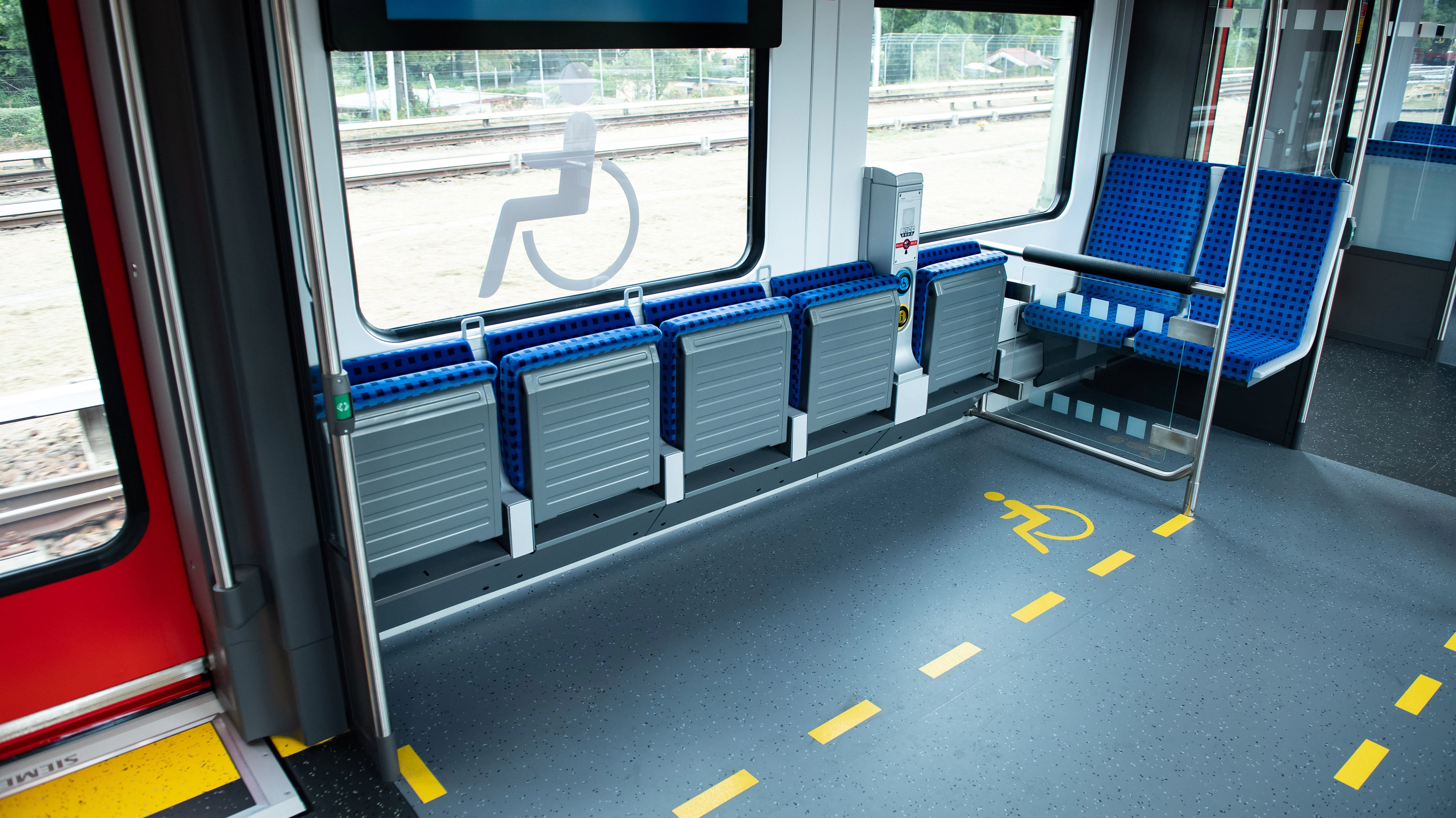 ... und so sehen die neuen Züge innen aus: ein Mehrzweckabteil für Rollstühle, Fahrräder und Kinderwagen.