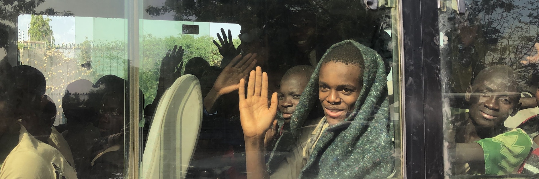 Die Schüler winken nach ihrer Befreiung aus dem Bus, der sie wieder zu ihren Familien zurückbrachte.