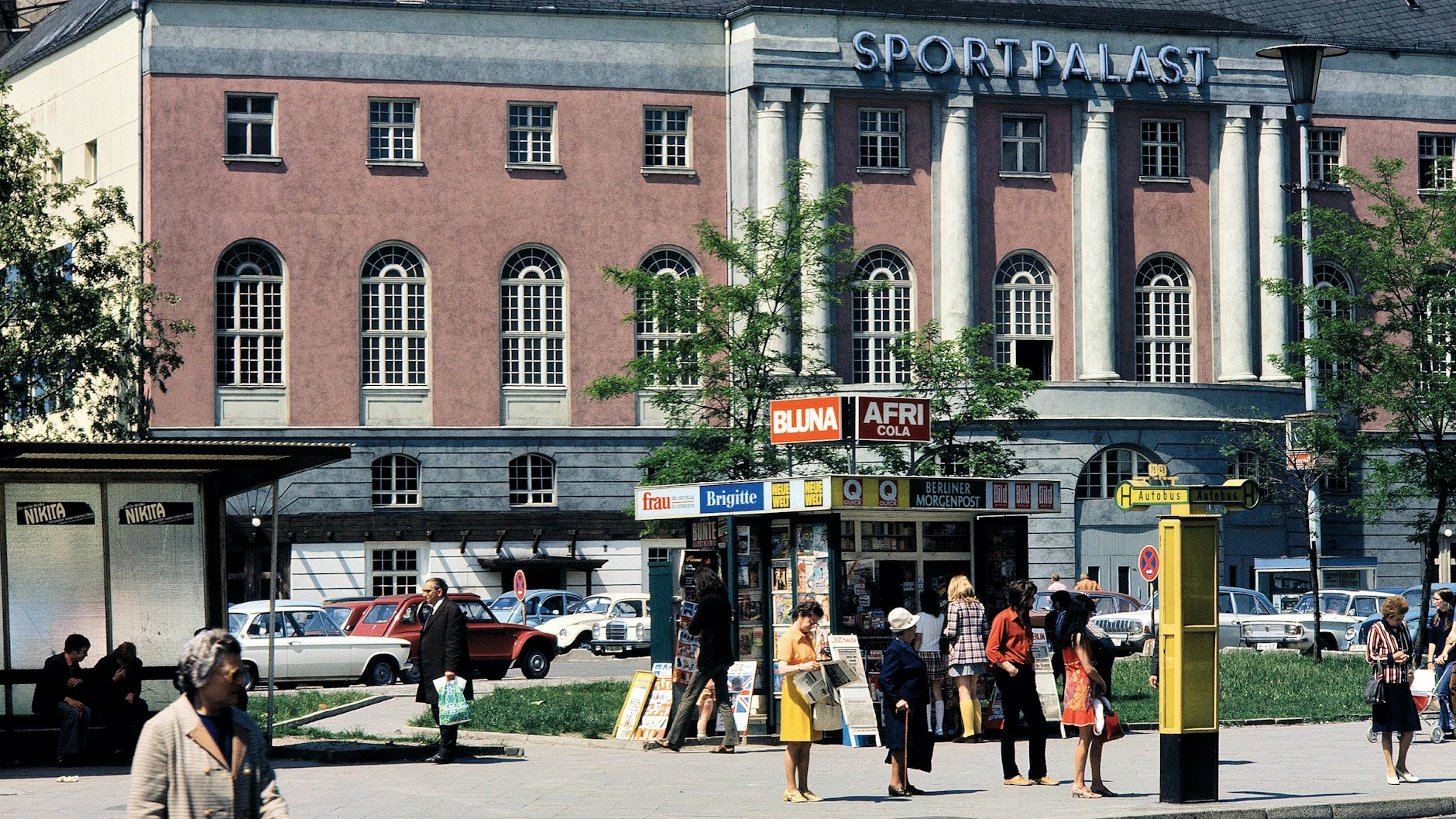 Der Sportpalast ist ein Ort mit ambivalenter Geschichte.  Sechstagerennen fanden hier stand, und Goebbels hielt hier seine „Wollt-ihr-den-totalen-Krieg?“-Rede.