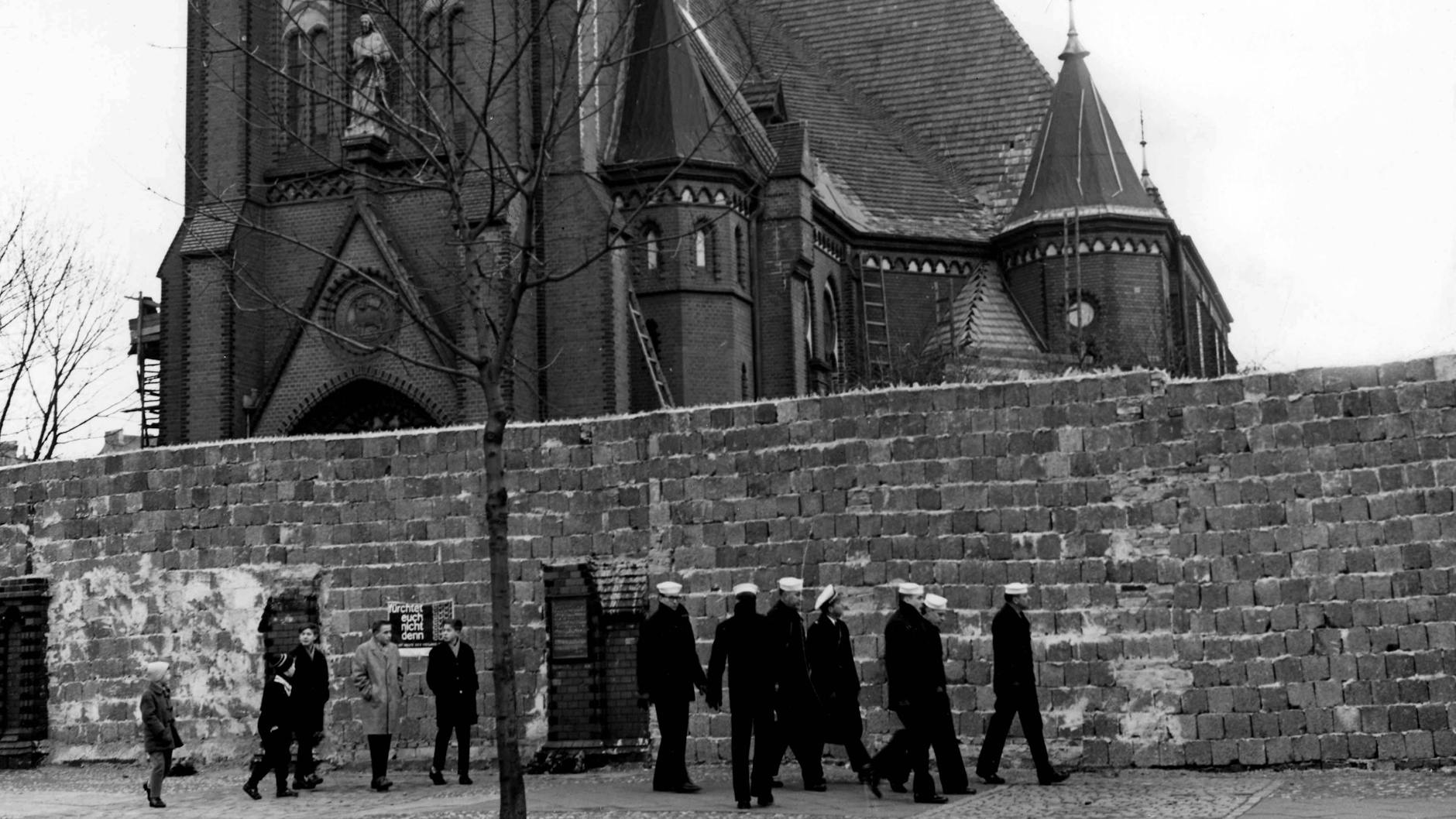 Die Versöhnungskirche lag nach dem Mauerbau, der 1961 begonnen hatte, auf einer Frontlinie des Kalten Krieges.
