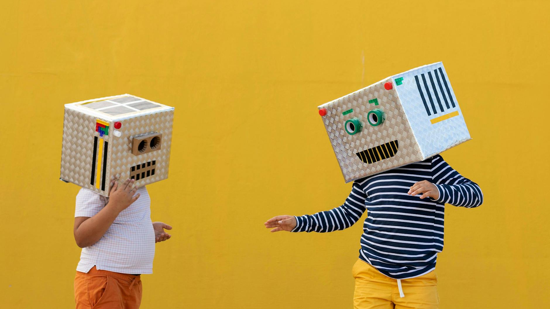 Einfach mal Quatsch machen, tut gut und hilft, die Dinge anders zu sehen: Kinder mit Robotermasken.