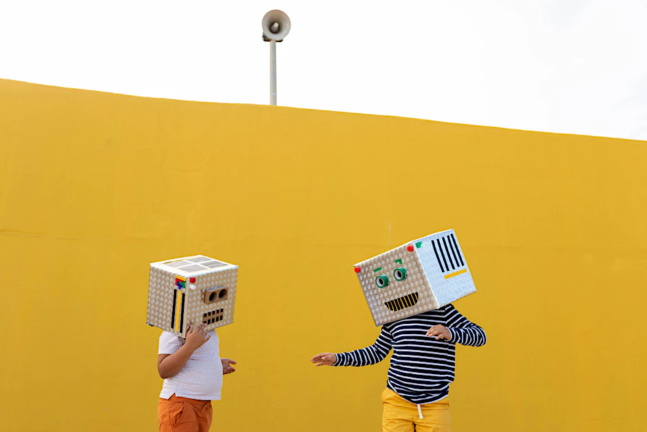 Einfach mal Quatsch machen, tut gut und hilft, die Dinge anders zu sehen: Kinder mit Robotermasken.