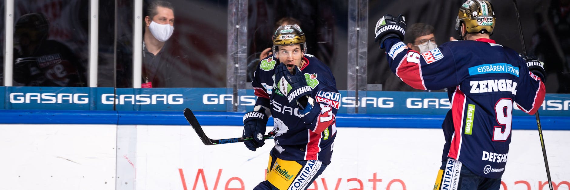 Eisbär Matt White (l.) lässt sich nach seinem 2:1 von Vorlagengeber Mark Zengerle feiern.