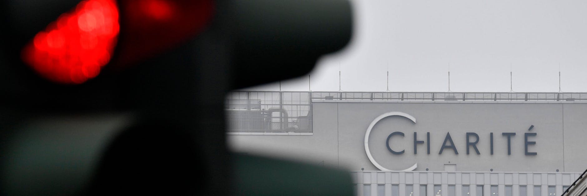 Die Ampel vor der Charité leuchtet Rot, macht symbolisch deutlich, wie ernst die Lage an Europas größter Universitätsklinik ist.