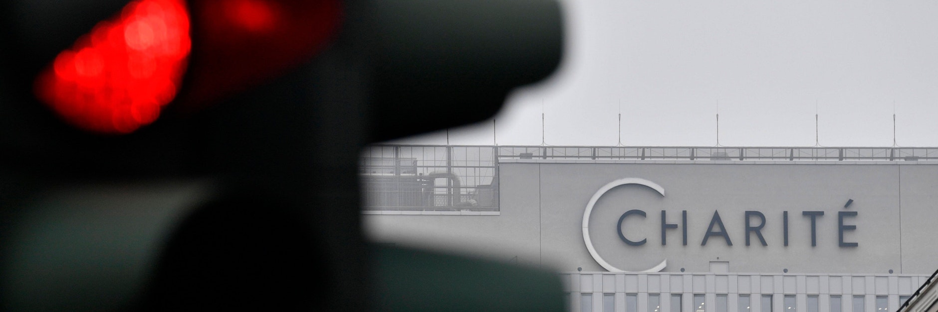 Die Ampel vor der Charité leuchtet Rot, macht symbolisch deutlich, wie ernst die Lage an Europas größter Universitätsklinik ist.