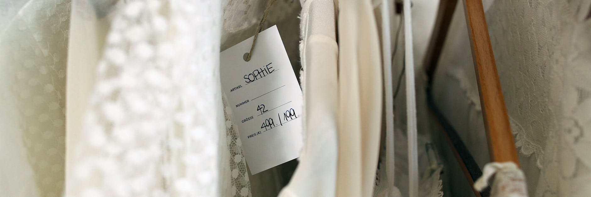 Die Brautkleider Sophie, Heide, Ina und Co. warten auf ihren zweiten Auftritt.