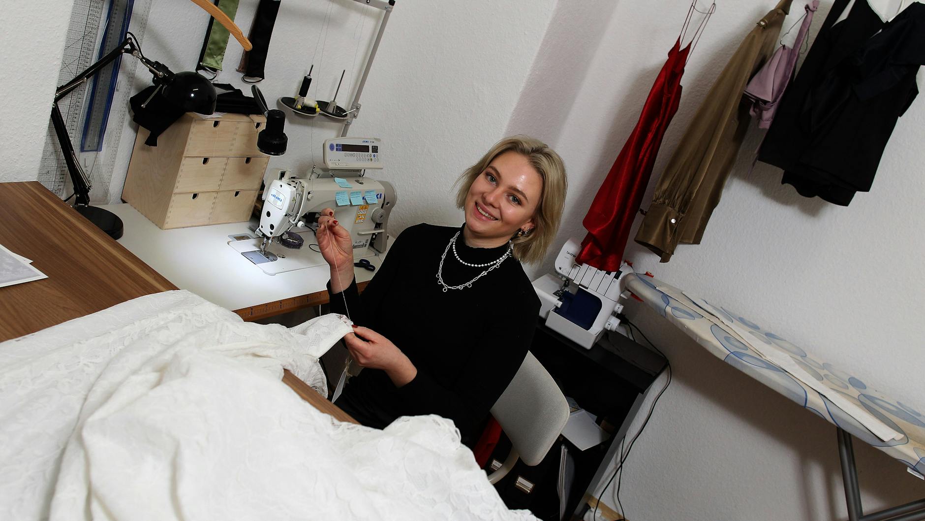 Designerin Stella Graber ist gelernte Maßschneiderin, nimmt notwendige Änderungen noch im Geschäft vor und wer nicht fündig wird, kann bei ihr auch ein komplettes Kleid in Auftrag geben.