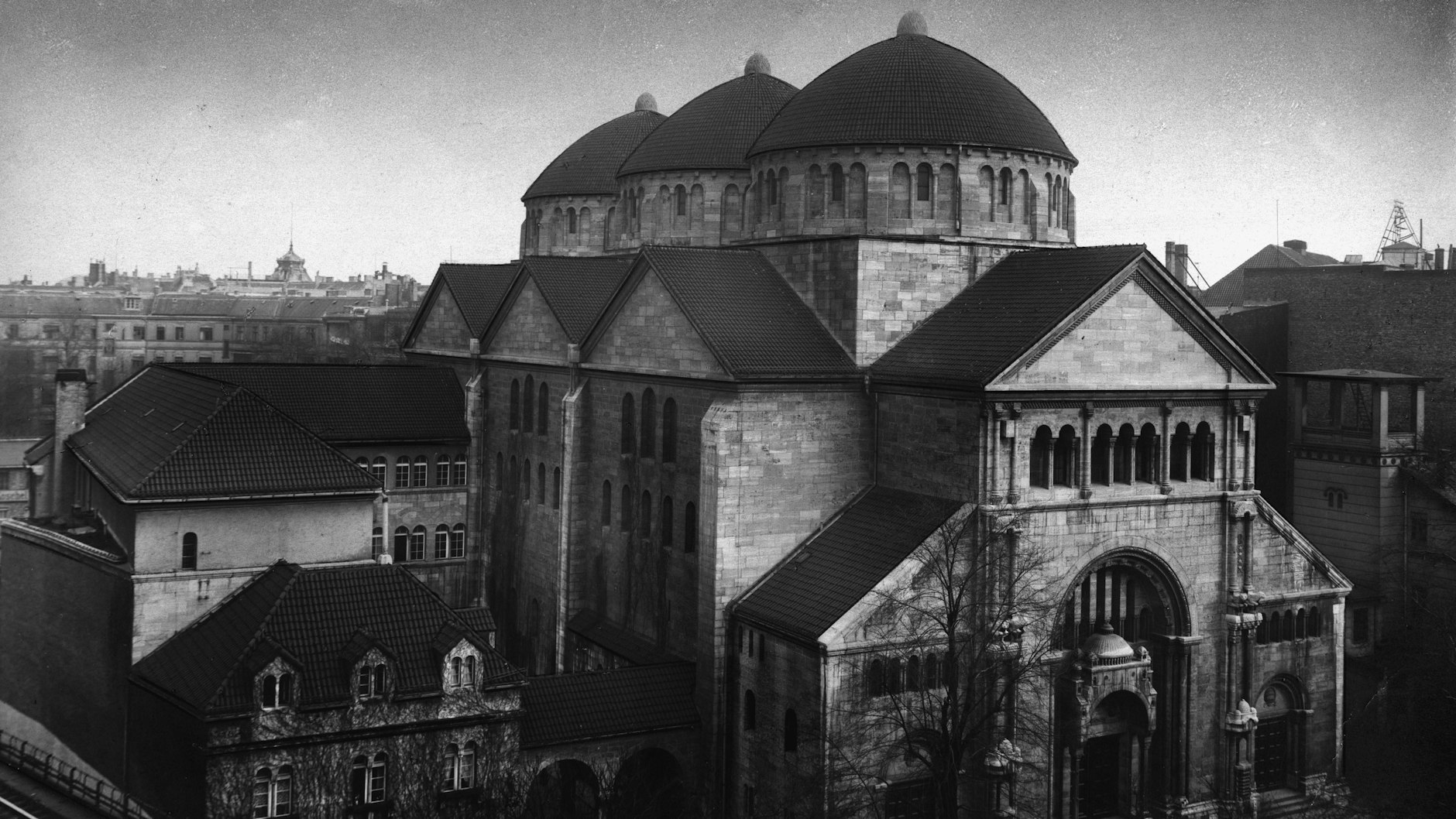 Monumental war die Synagoge an der Fasanenstraße. Auch sie wurde in der Reichspogromnacht vom 9. auf den 10. November 1938 angesteckt.