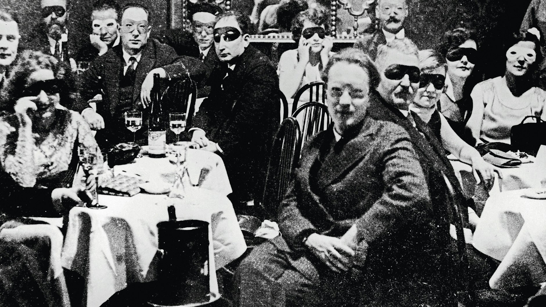 Die Gäste der Weißen Maus versuchten ihre Identität mit Masken zu kaschieren.