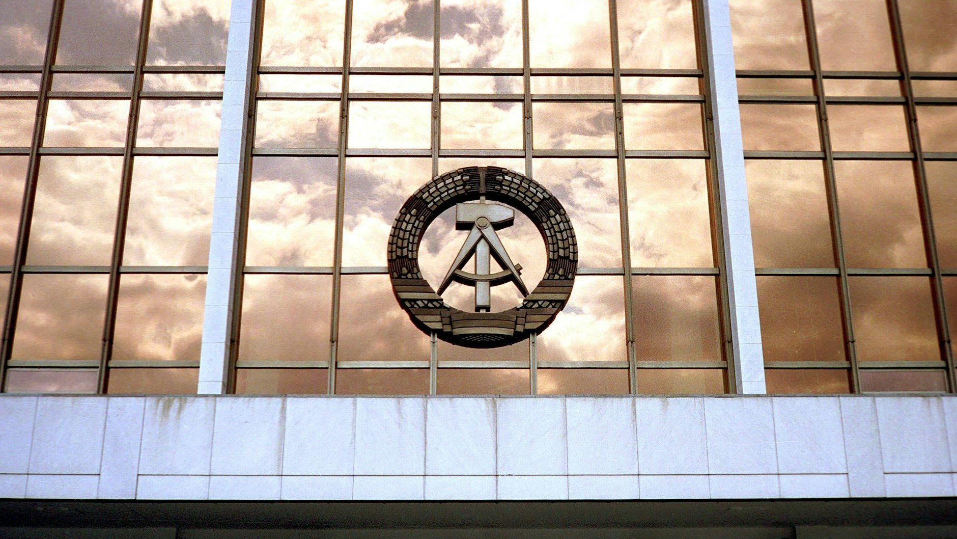 Der Palast der Republik stand keine 30 Jahre. Er wurde 2008 abgerissen, gegen den Protest vieler Berliner.