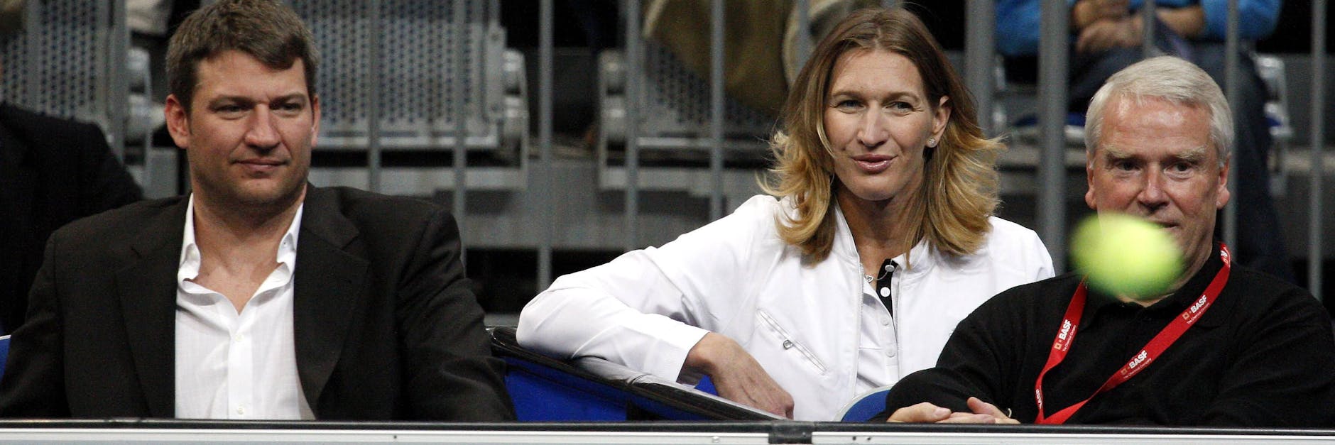 Das war die Welt noch in Ordnung: Stifterin und Vorstandsvorsitzende Steffi Graf mit ihrem Bruder Michael am Rande ihres Benefizspiels in Mannheim 2007. 