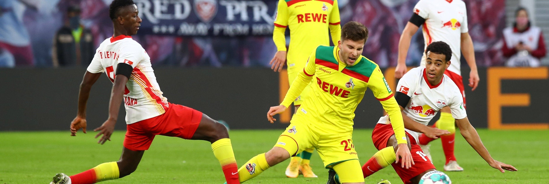 Viel Kampf, aber keine Tore. Leipzigs Amadou Haidara (l.) und Tyler Adams nehmen Kölns&nbsp; Elvis Rexhbecaj in die Zange.