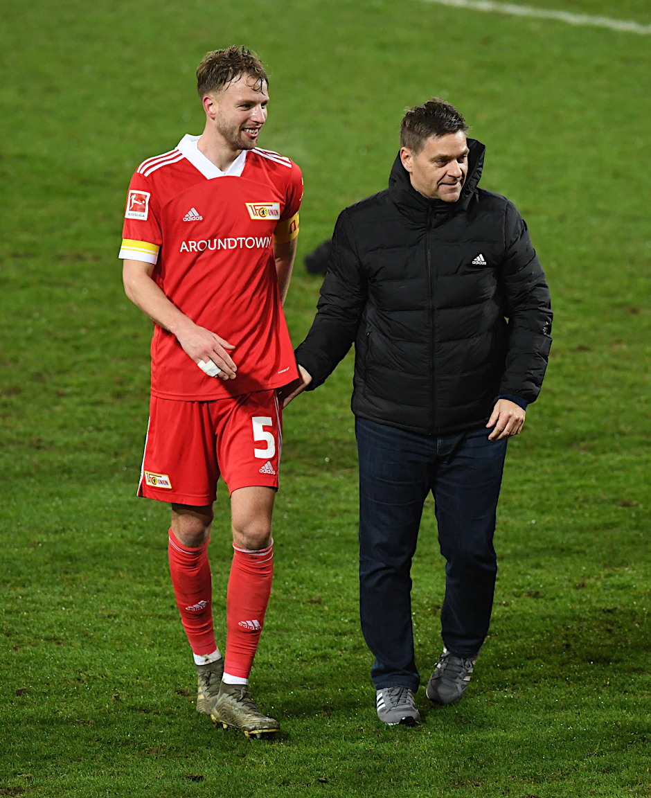 Unions Sportchef Oliver Ruhnert mit Matchwinner Marvin Friedrich.