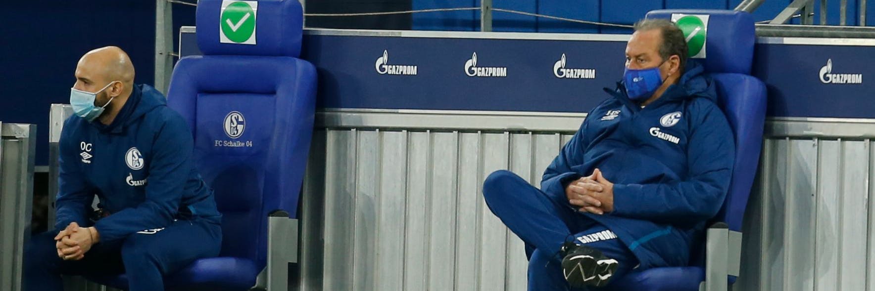 Huub Stevens (r.) lässt lieber die Maske auf. Bei seiner Rückkehr auf Schalke kann er die Niedergang des Traditionsklubs auch nicht stoppen.