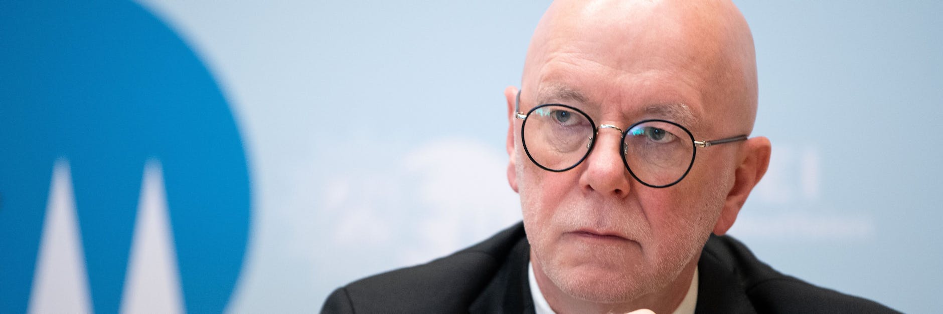 Kölner Polizeipräsident während einer Pressekonferenz. 