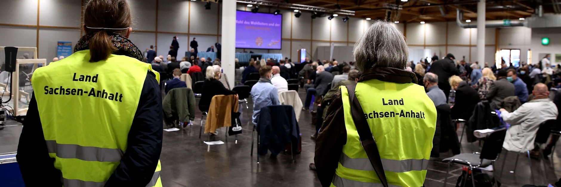 Mitarbeiterinnen des Landesverwaltungsamtes beobachten den Landesparteitag der AfD Sachsen-Anhalt mitten im Lockdown.