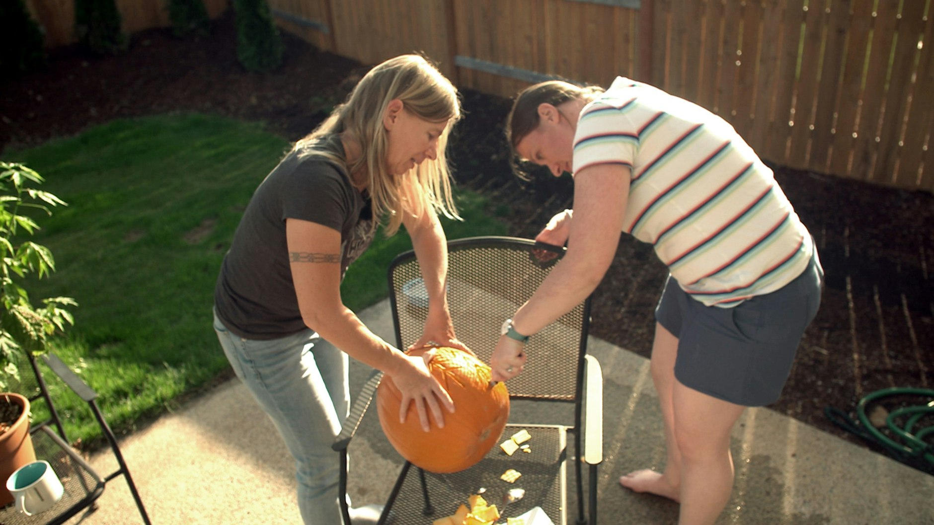 Sind zusammen kreativ: Mutter und Tochter Reimann beim Kürbisschnitzen.