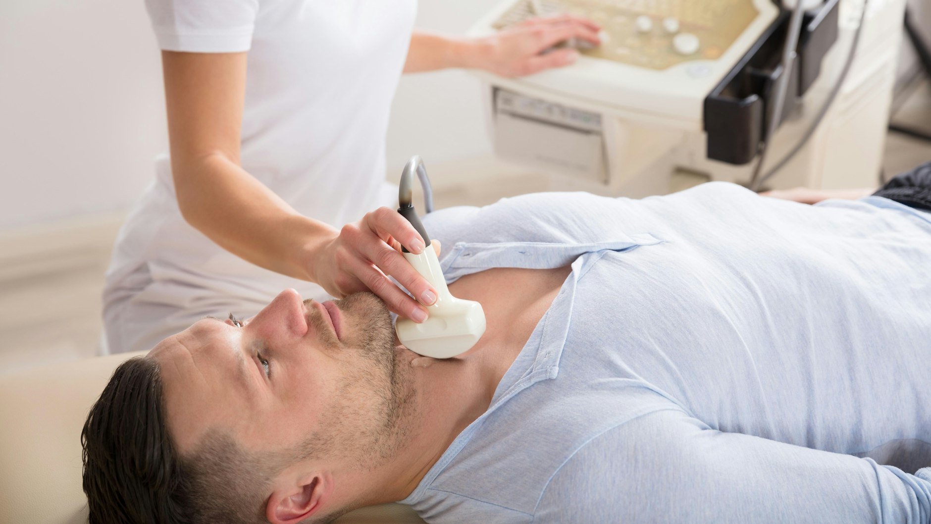 Zur Diagnose einer möglichen Schilddrüsen-Fehlfunktion kommt auch Ultraschall zum Einsatz.