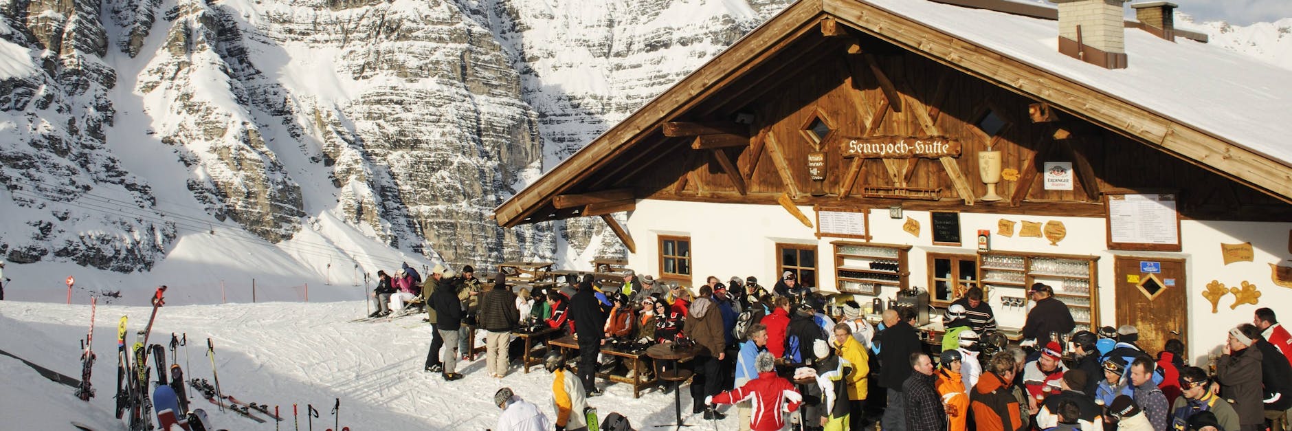 Die Lifte in den Skigebieten dürfen ab dem 24. Dezember öffnen - und können somit im Wesentlichen von Einheimischen genutzt werden.