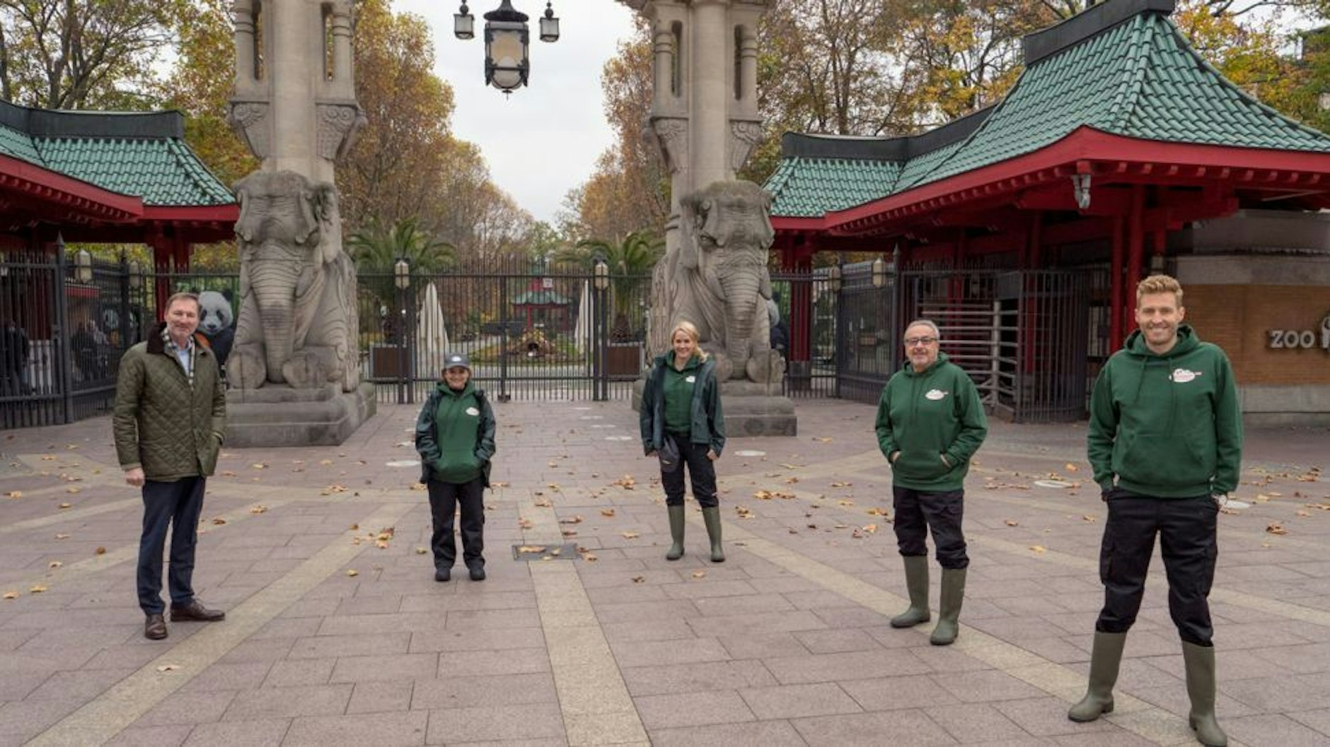 Direktor Andreas Knieriem begrüßt seine prominenten Tierpfleger im Zoo.