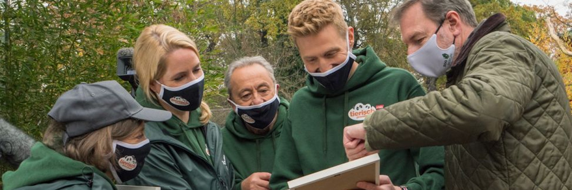 Katharina Thalbach, Judith Rakers, Wolfgang Stumph und Maximilian Arland melden sich bei Zoo- und Tierpark-Chef Andreas Knieriem zum Einsatz.