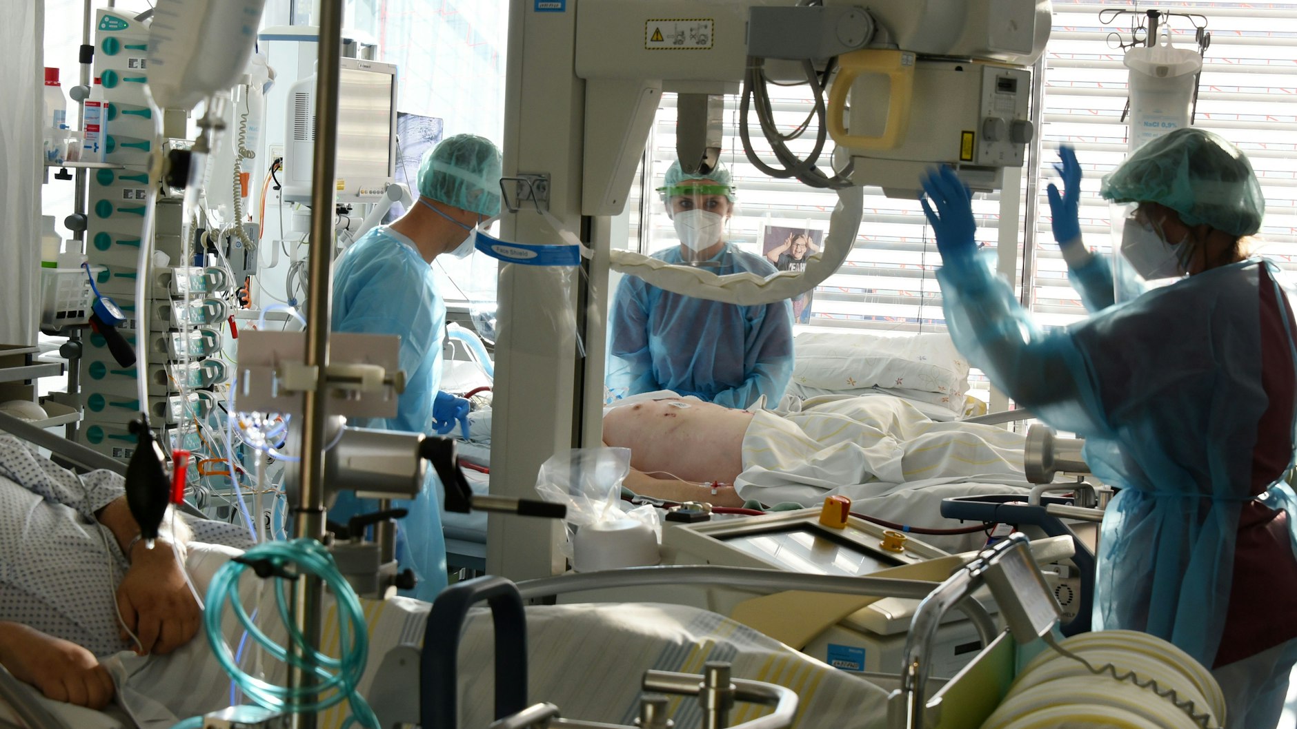 Auf der Covid-19-Station im Universitätsklinikum Leipzig wird ein schwerkranker Patient geröntgt.