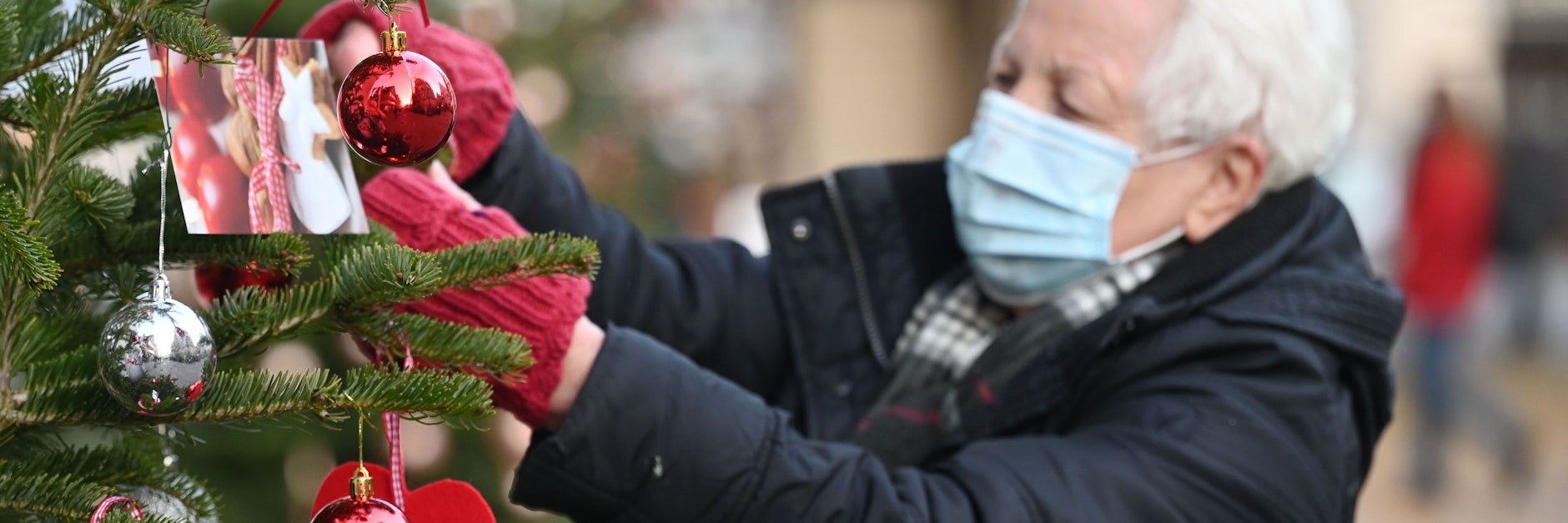 Ein Weihnachtsbaum für mehr Gemütlichkeit zieht in diesem Jahr schon eher in die deutschen Wohnzimmer ein.