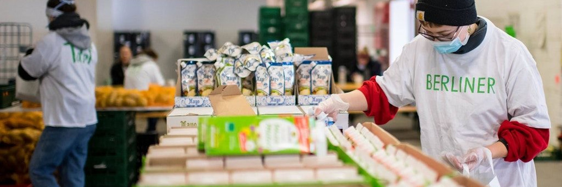 Ehrenamtliche Helfer bei einer Tafel-Ausgabe in Berlin-Moabit.